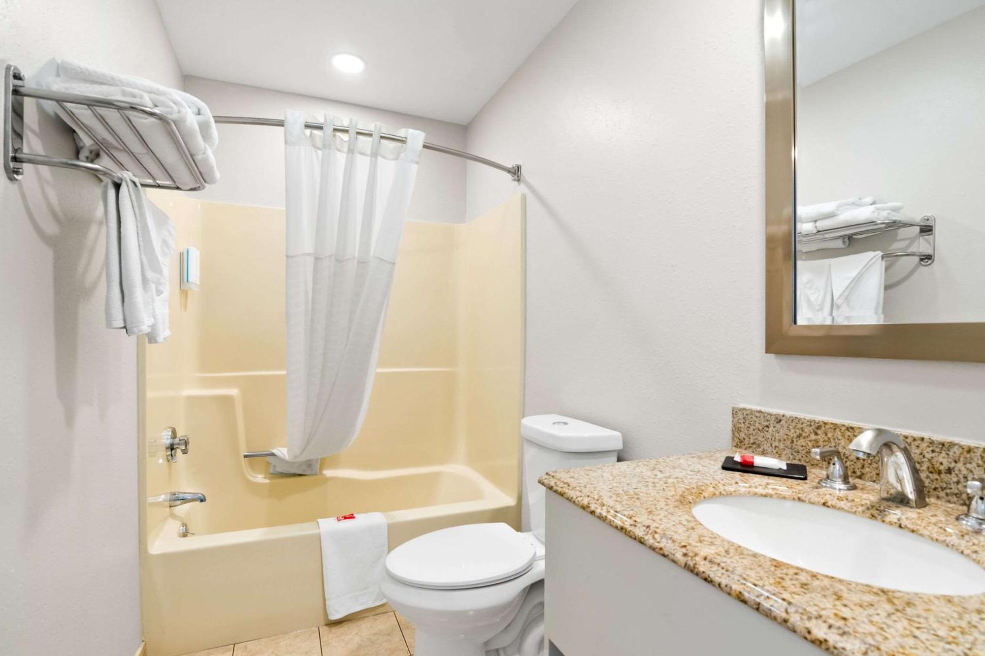 Econo Lodge Bethel - Danbury Kültér fotó